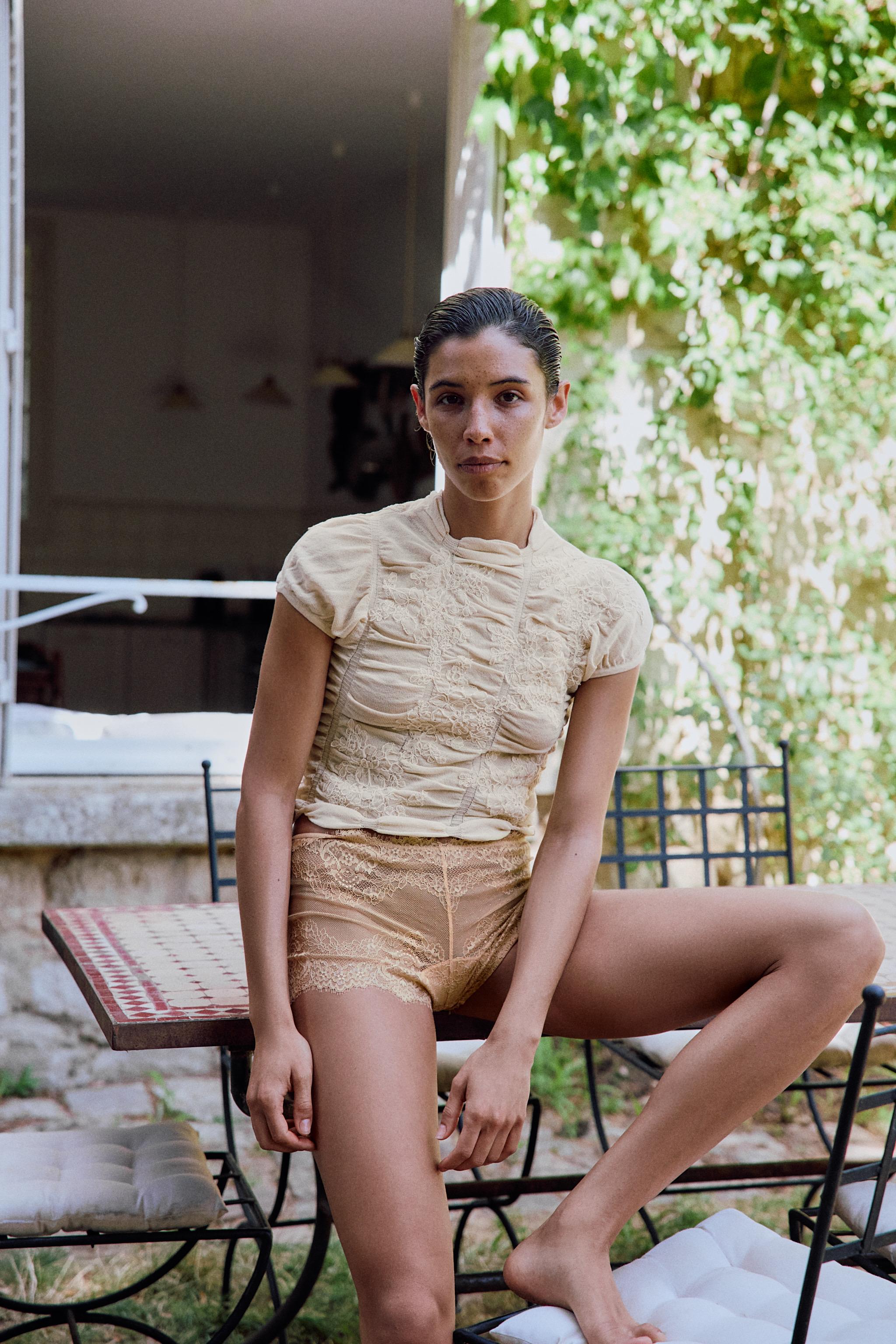 EMBROIDERED RUCHED KNIT TOP